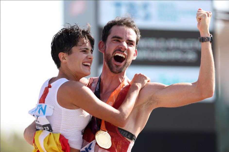 María Pérez y Álvaro Martín, campeones del mundo de 35km y 20km marcha en Budapest.

No una, sino 𝐃𝐎𝐒 𝐌𝐄𝐃𝐀𝐋𝐋𝐀𝐒 𝐃𝐄 𝐎𝐑𝐎 cada uno en el Mundial de atletismo.

Históricos ❤️🇪🇸