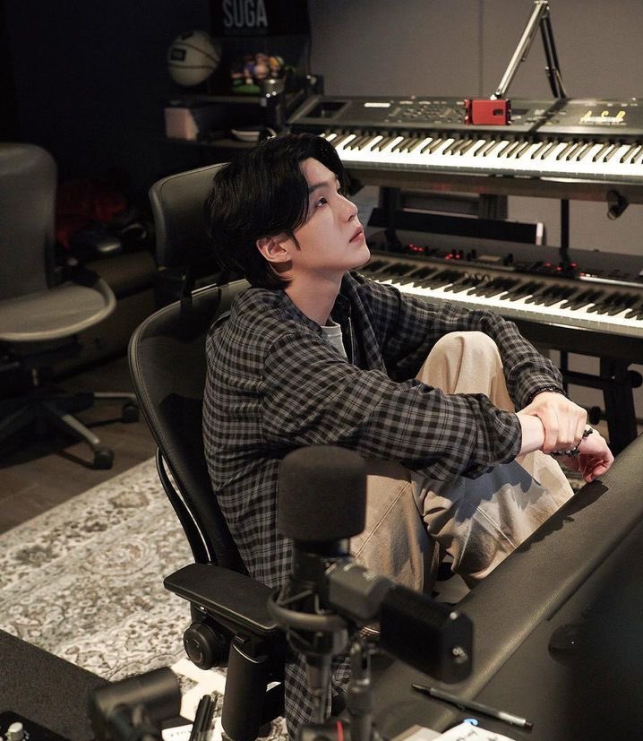 별이 나타나기를 거부하면 달은 어떤 느낌을 받나요?

#SUGA