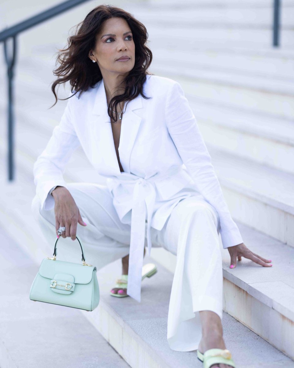 veronicawebb's tweet photo. Love a light pop of color with a white suit. It just all blends together perfectly, don't you think? https://t.co/adXe7IedBK