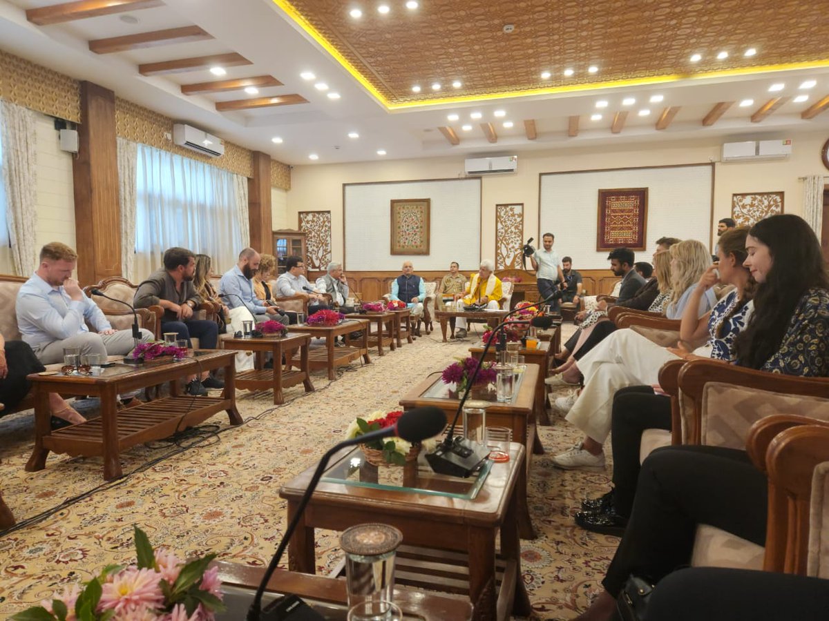 iccr_hq's tweet photo. Today, President, ICCR, Dr. @Vinay1011 along with 19 delegates from 9 countries,  who are visiting India under the 11th batch of ICCR's  #GenNext_Democracy_Network Programme met Hon'ble Lieutenant Governor of Jammu &amp; Kashmir, Shri @manojsinha_ at Raj Bhawan, Srinagar. https://t.co/9YSZp1JlEK
