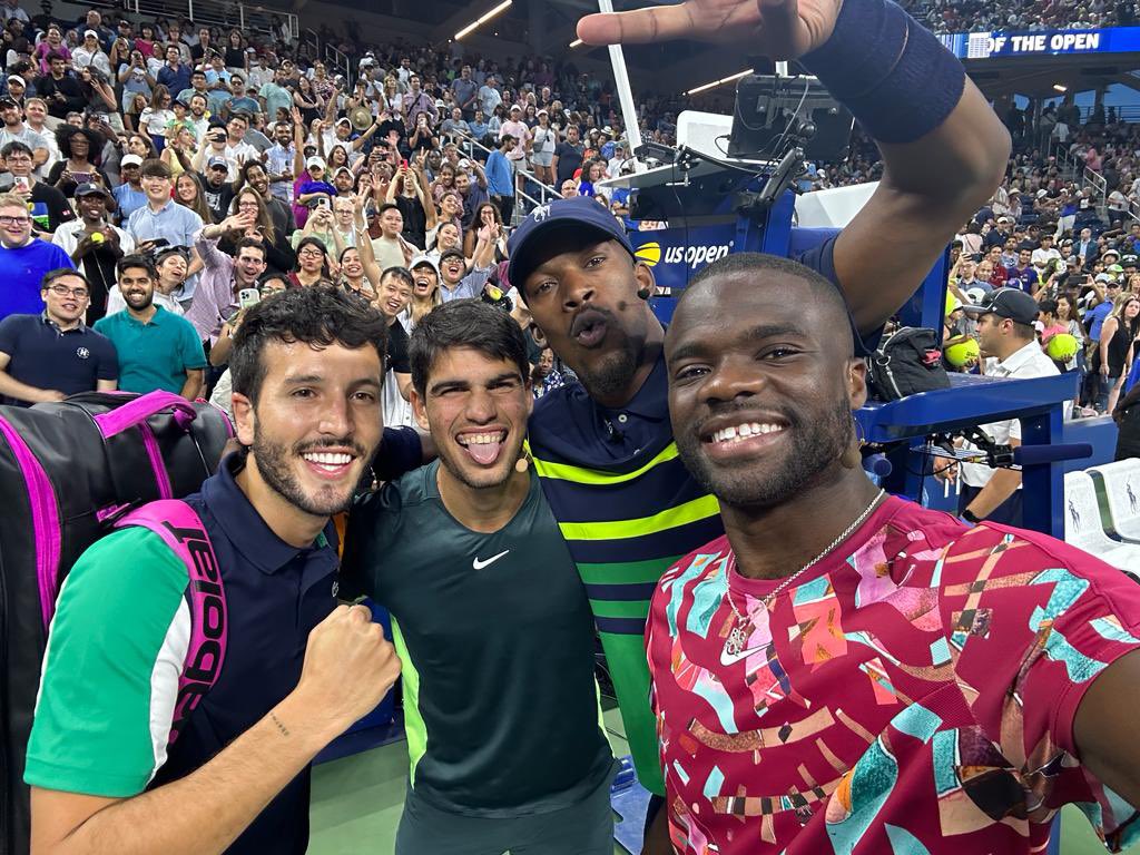 👋🏻 NY! 🗽Muy feliz de estar de vuelta en un lugar tan especial para mí como el <a href="/usopen/">US Open Tennis</a>! ❤️ <a href="/SebastianYatra/">Sebastian Yatra</a> <a href="/FTiafoe/">Frances Tiafoe</a> <a href="/JimmyButler/">Jimmy Butler</a>
