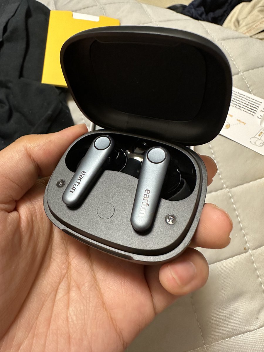 Ibuki__n_a's tweet photo. ワイヤレスイヤホン失くしたので新しく買い替えた
「EarFun Air Pro 3」
セールで7000円未満で買えたのに普通にAirPodsProと張り合えるくらいの性能してて破格。
普通に音質も良いしイコライザーも弄れるし買ってよかった。
#EarFunAirPro3 https://t.co/T82V8HLRcs