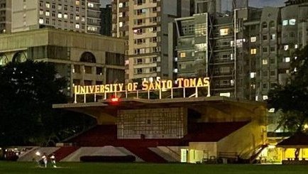 riajentle's tweet photo. “home” 

a jenlisa au wherein — reese (j), a tourism student who's late for her first class bumps into an architect student named dawn (l) in front of the main building. https://t.co/qVcd6eyfwd