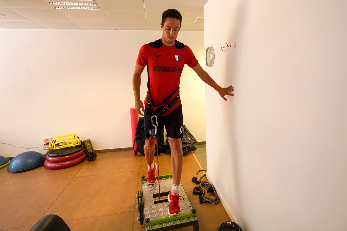 interescaldes's tweet photo. 🏋🏻‍♂️⚽️ @JDuro5 

➡️ @latandorra 

#seremmés💙🖤 https://t.co/sHKEirNSjL