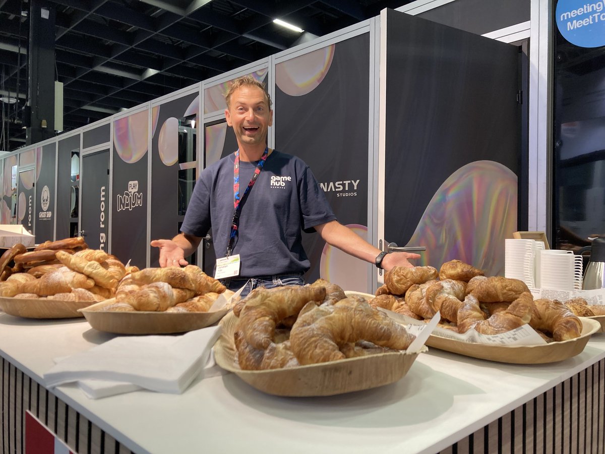 Det går hårdt for sig på <a href="/Gamescom/">gamescom</a>! Dagen igår blev brugt på opsætning og hygge-fication!
