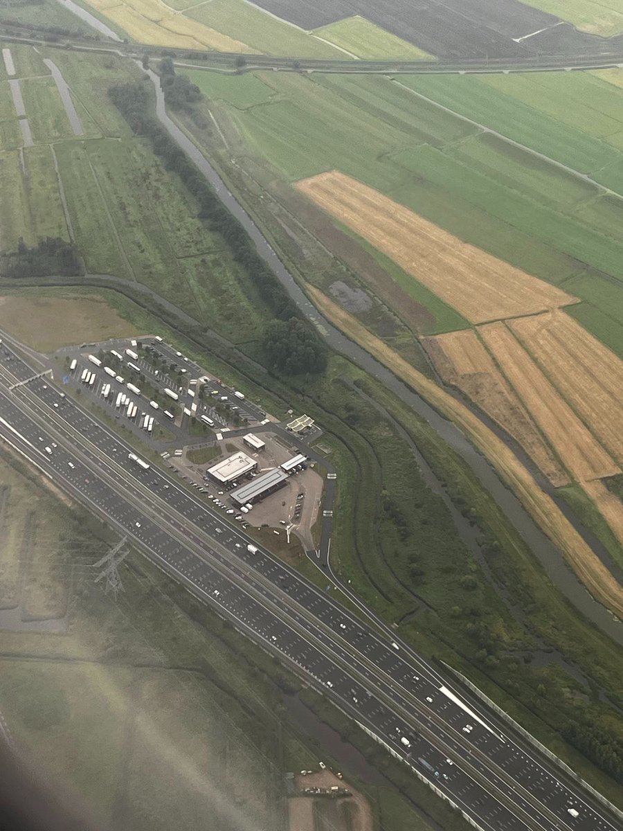 electricfelix's tweet photo. Hugo shows us @Fastned Honswijck (A1, 🇳🇱) from ~700m (intelligence by @gaugericus)

Photo by @hugobosnl 

#teamelectricfelix
⚡️⚡️⚡️

#eagleeye
#fastnedfromabove
#itslonelyatthetop 
#fastned
#netherlands
#birdsview 
#infrastructure https://t.co/5Ub5tt5F8H