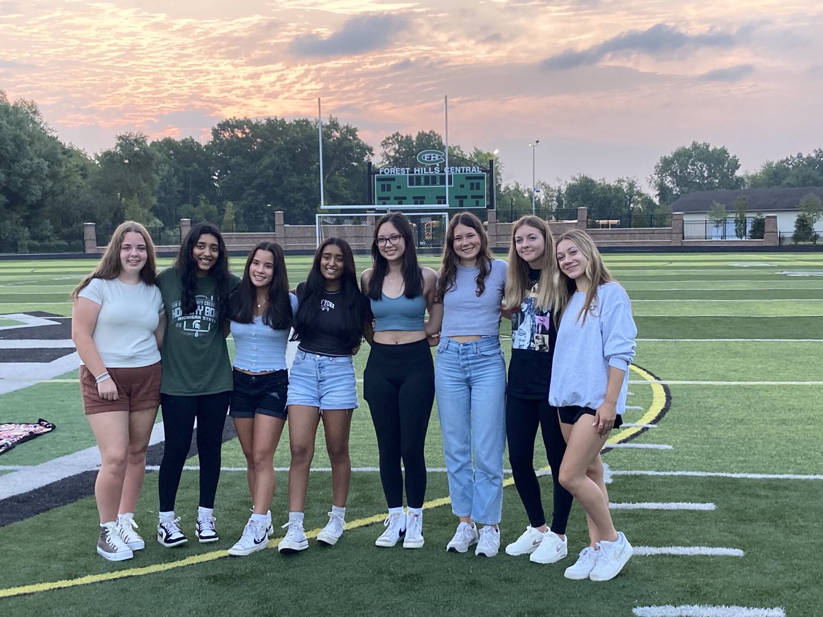 StevePassinault's tweet photo. The Class of 2024 gathered to watch the sunrise this morning. We look forward to a great year with their leadership! #OneHat https://t.co/aQwkT2K09i