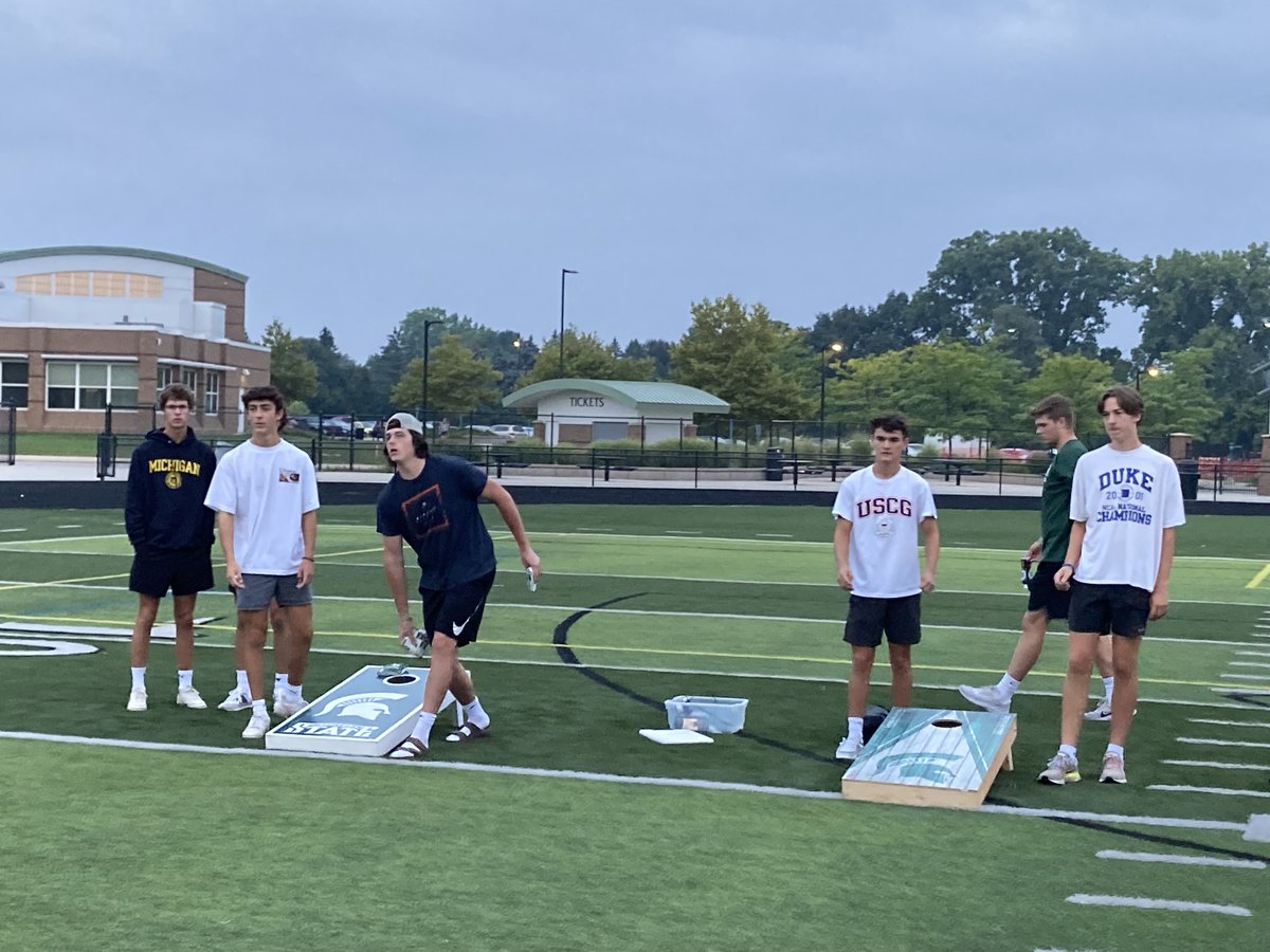 StevePassinault's tweet photo. The Class of 2024 gathered to watch the sunrise this morning. We look forward to a great year with their leadership! #OneHat https://t.co/aQwkT2K09i