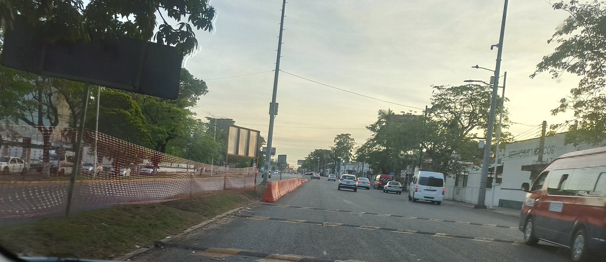 MoviLabVhsa's tweet photo. En la zona en donde están retirando el #PuenteANTIpeatonal en avenida universidad...

Primer foto, se nota la necesidad de un cruce seguro a nivel de calle...

Segunda foto, hacen hasta lo imposible por evitar que el peatón cruce por el lugar más corto... https://t.co/2SEIX2Ny62