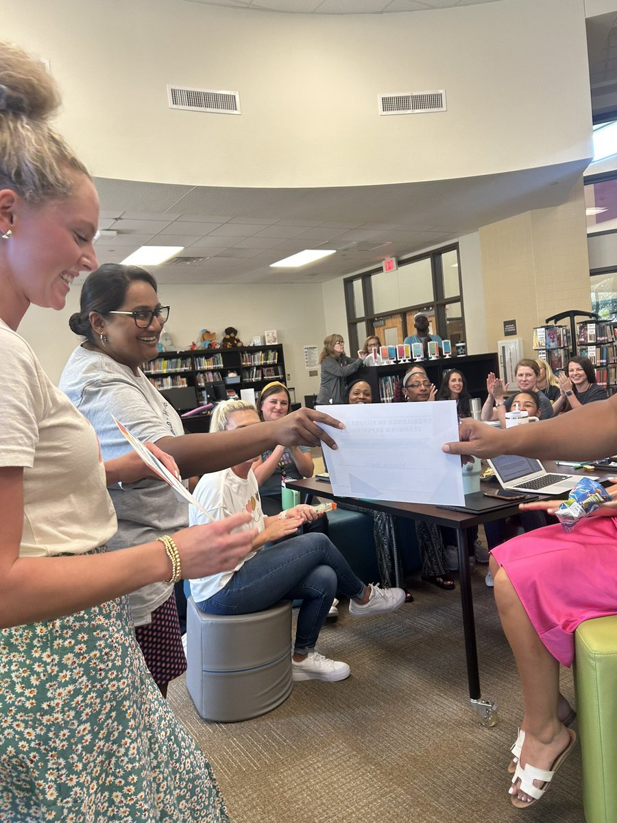 lashonap25's tweet photo. We love celebrating our staff at Phillips! Our awesome LC @jessv99 celebrated two of our fourth grade teachers for implementing instructional strategies with their class! Way to go ladies! @PhillipsElem https://t.co/QpQSimLTOO