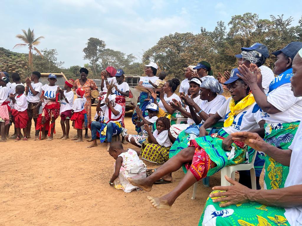 Je me suis rendu dans les villages Obiga, Masseguelani, Mikongo, et Badonde situés dans le dptm de la Lope aux côtés du SG du PDG@NzeghoDieko pour échanger avec les populations et les encourager à exercer leur devoir de citoyens. Voter le PDG. Ali pour tous.