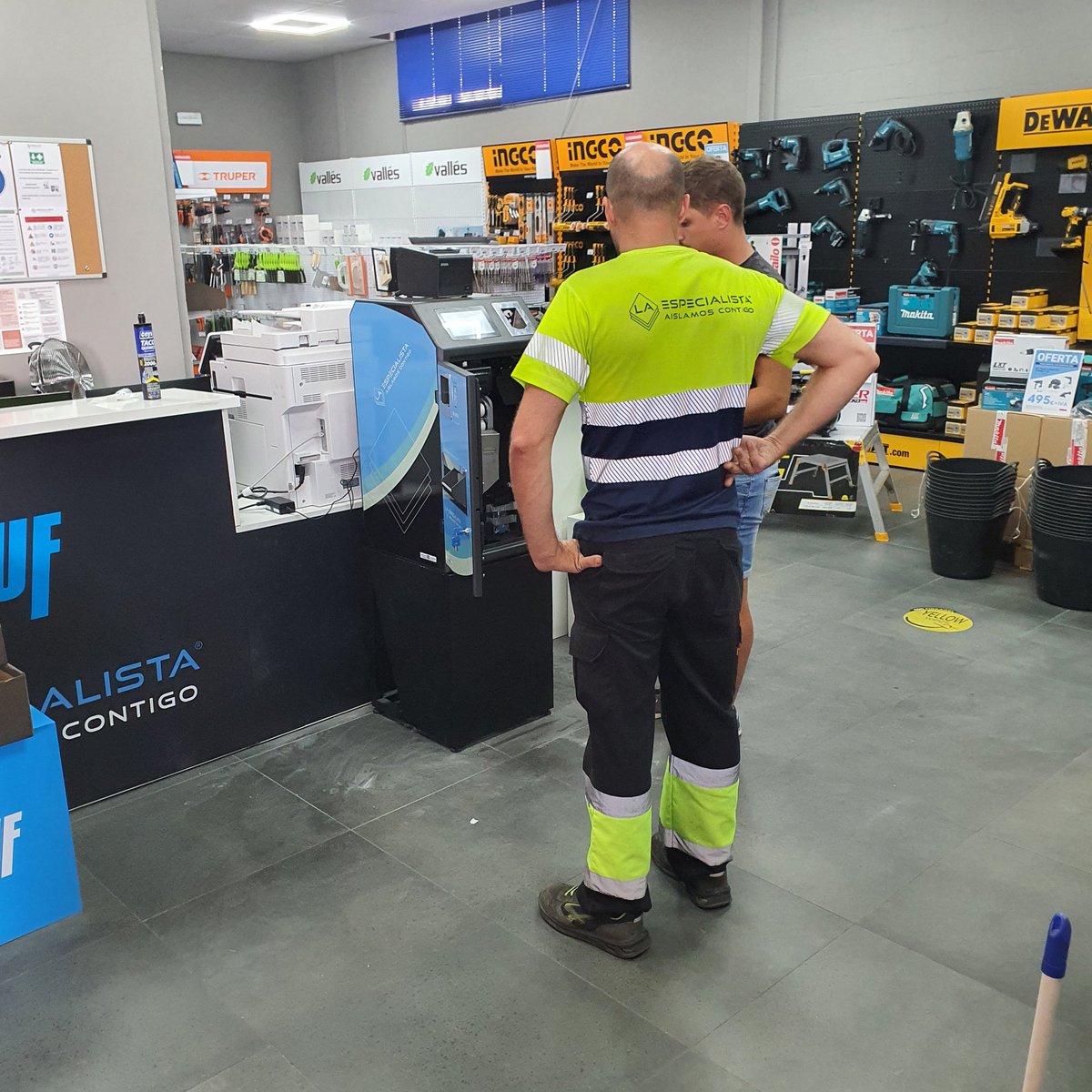 binsoft_ca's tweet photo. Avui instal·lant sistema de seguretat de cobrament en #efectiu i amb #targeta de crèdit a LA ESPECIALISTA de #Malaga Les empreses dedicades a la distribució de materials de construcció cada cop valoren més l'eficiència en el cobrament segur. #Cashdro5 https://t.co/asxCrrHRU3