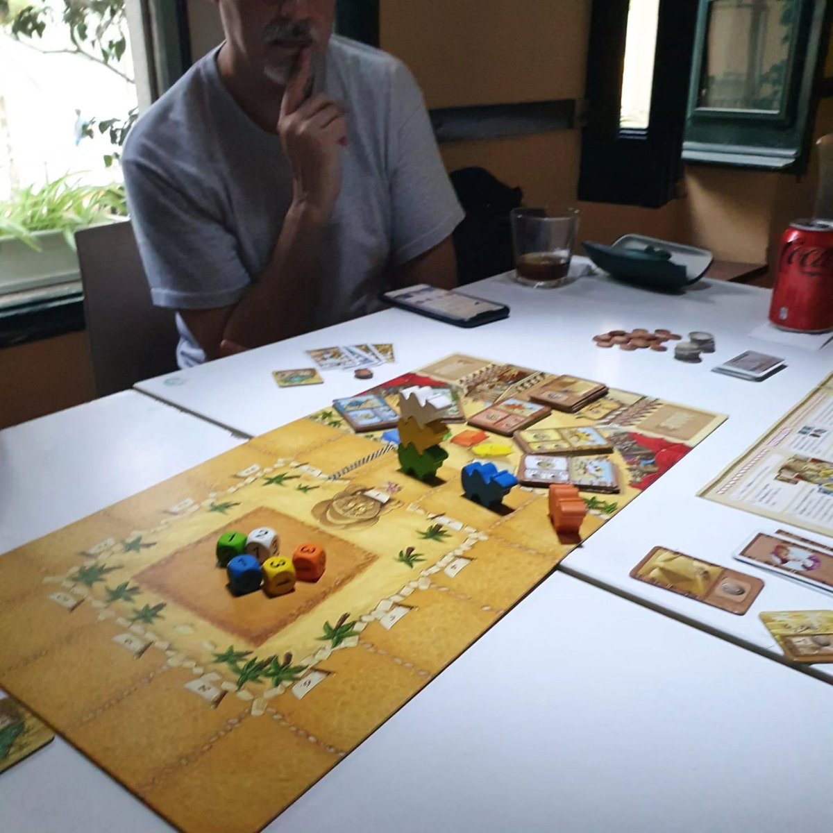 Summer edition.🏖
🎲 Avui juguem a: CAMEL UP (<a href="/MasQueOca/">MasQueOca</a>)
👪 3 a 8 jugadors.
🧩 Familiar.
⏱️ 30 min.
🚀 A partir de 8 anys.
Pes. 1,46.
BGG. 262.

#PleDeRol #PleDeRolElMasnou #jocsderol #JocsdeTaula #juegosdemesa #elmasnou  #masqueoca #ElMasnou #CamelUp