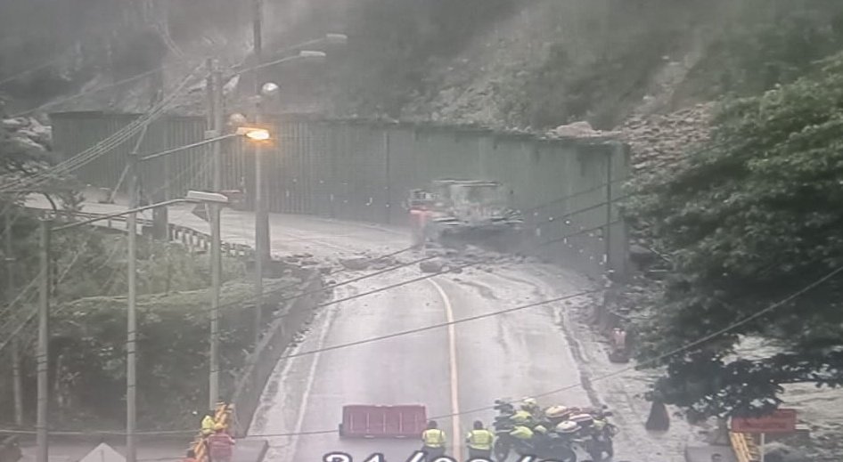 CoviandinaSAS's tweet photo. (7:20 am)  Autoridades informan que al mejorar un poco las condiciones del clima y disminuir la caída de material, se inicia el retiro del material que cayó sobre la calzada en el k58+000, también hay caída leve en el K56+900. No es posible por ahora permitir el paso. https://t.co/JpDVfB4xK7