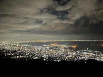 arivprayoga's tweet photo. この前友達と夜景を見に行った写真です。🥰

ふとアルバムの中から見つけたんです。また行きたいですね!🤗✨ https://t.co/yFQDxUM8Lk