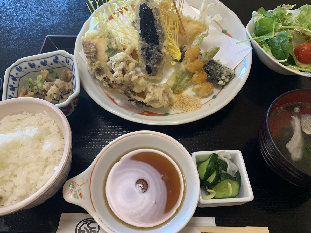 daaaa0502's tweet photo. これ食べてたら、隣の席にこれ来た。 https://t.co/YmDG0suHWp