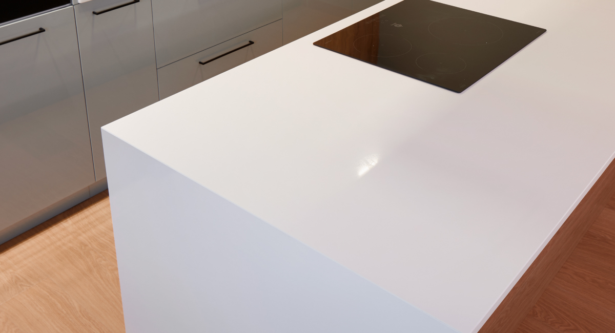 COMPACsurfaces's tweet image. Designed to keep up with the rhythm of modern life, the kitchen in this Mugarrideco project with its #QuartzCOMPAC Absolute Blanc™ island is outstanding in terms of finish, antimicrobial technology and high resistance bit.ly/3OMHnOs