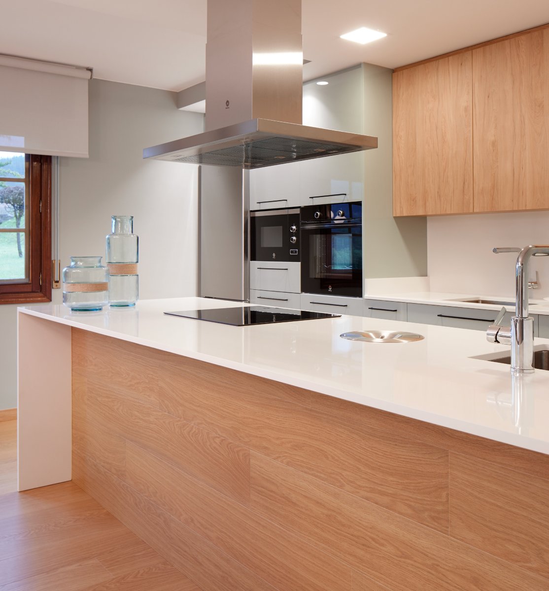 COMPACsurfaces's tweet image. Designed to keep up with the rhythm of modern life, the kitchen in this Mugarrideco project with its #QuartzCOMPAC Absolute Blanc™ island is outstanding in terms of finish, antimicrobial technology and high resistance bit.ly/3OMHnOs