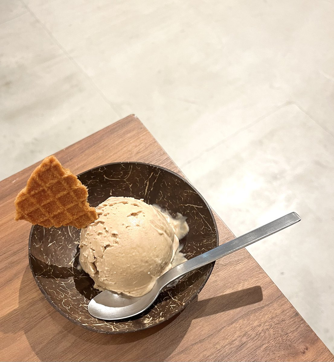 cocowell_intern's tweet photo. 今日の #sarisariフォト は、
イートインスペースで📸
テーブルの角に寄せるとおしゃれに撮れると聞いたので実践~実践~♪
皆さんもぜひやってみて下さい✨
#COCOICE
#スパイスチャイ
#ココウェル
#サリサリストア
#ココナッツ
#フィリピン
#ヴィーガン https://t.co/H0a1tKRtw1