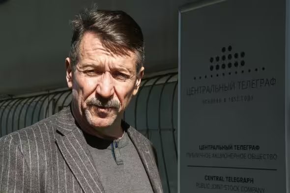 idrissaberkane's tweet photo. Une rumeur anticipe maintenant  l’arrivée du trafiquant d’arme international Viktor Bout (l’inspiration de « Lord of War ») à la tête du groupe Wagner 

Prigogine l’avait rencontré il y a seulement dix semaines https://t.co/IVhXevbNS8