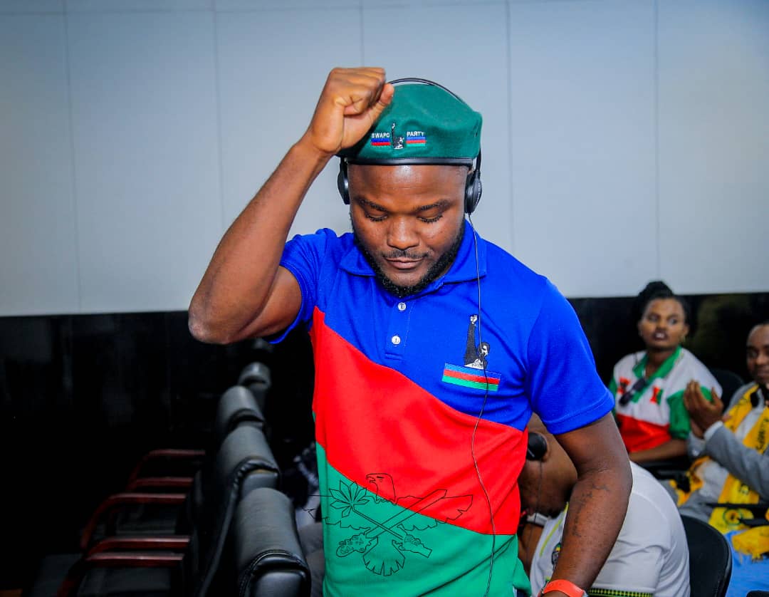 @MairieBuja Après les discours, 2 présentations s'ensuivent: 1er par <a href="/willynyamitwe/">Amb. Willy Nyamitwe</a> sur le rôle de la jeunesse africaine dans la promotion des valeurs de paix et de sécurité. 2ème par le SN du <a href="/CnddFdd/">CNDD-FDD</a> chargé du développement sur le jeunesse africaine, force vive pr le développement durable