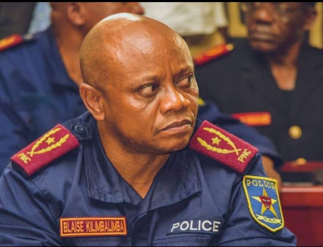 Le Général Blaise #Kilimbalimba suspend le commandant de la PCR/Mitendi. Le Colonel Ika Kakesa est accusé de "monnayage de passage des camions-remorques et de violation des consignes". Le commandant de la Police/Kinshasa lui reproche aussi de "refus de répondre à mes appels".