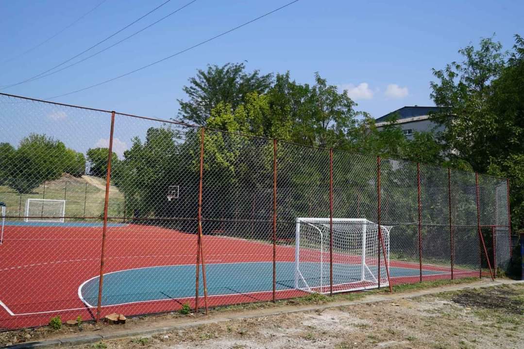 MickoskiHM's tweet image. Денеска заедно со градоначалникот на општина Гази Баба, Бобан Стефковски во рамките на активноста „Ова е Македонија за сите“, присуствувавме на увид во градежни активности на изградба на спортски терен во населба Ченто, Гази Баба.