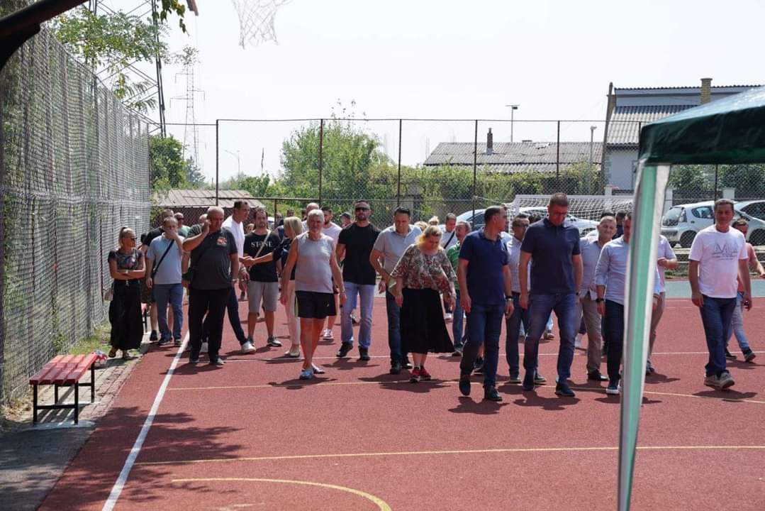 MickoskiHM's tweet image. Денеска заедно со градоначалникот на општина Гази Баба, Бобан Стефковски во рамките на активноста „Ова е Македонија за сите“, присуствувавме на увид во градежни активности на изградба на спортски терен во населба Ченто, Гази Баба.