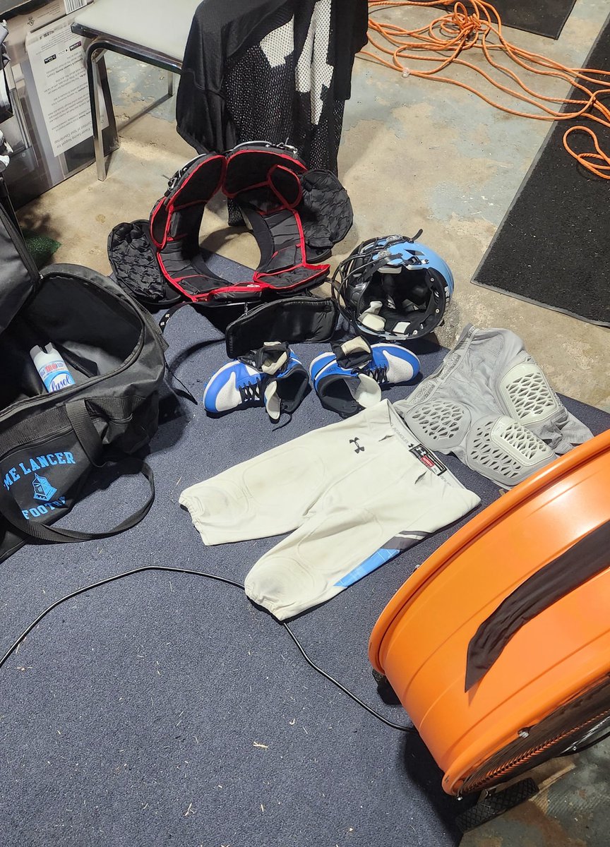 Matt_Savich's tweet photo. Equipment sprayed down with Lysol ✅️ Fan on to Air dry✅️ 💯🏈#UpBeforeTheSun #7Days #DoWork 💙💙💙 https://t.co/yH0zV1NkQA
