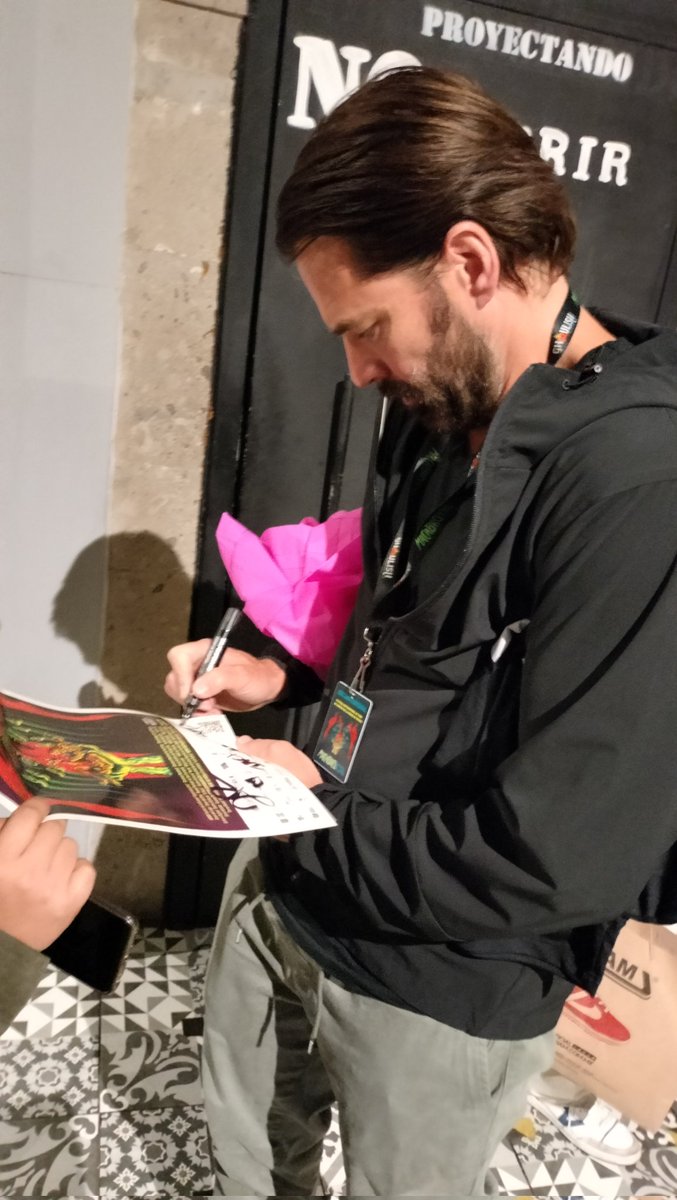 B_Earper's tweet photo. Thanks to the universe for letting me meet this incredible human being.... @realtimrozon it was an honor to meet you and I hope you come back soon to Mexico. #WynonnaEarp #E4L #PurgatoryJack #TimRozon https://t.co/zGT6c7Rkdy