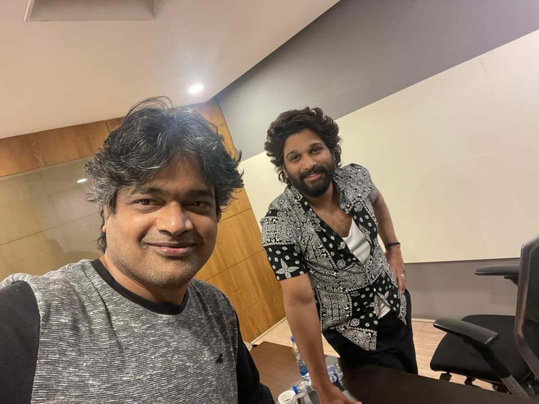 harish2you's tweet photo. కురుక్షేత్రంలో ఆ అర్జునుడు 

సినీ క్షేత్రంలో అల్లు అర్జునుడు ..... 

Happy and proud @alluarjun 🤗🤗🤗🤗🤗🤗🤗🤗🤗🤗🤗🤗🤗🤗

Best Actor …… 

#69thNationalAwards https://t.co/f0VlZNINmp