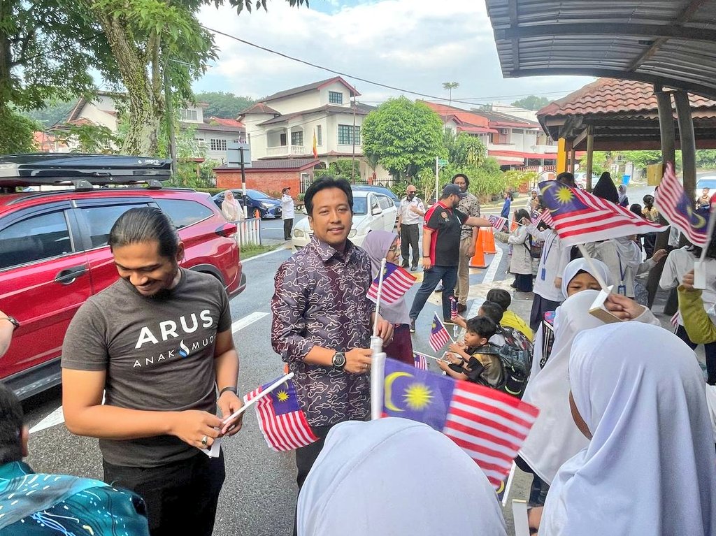 Saya kemudiannya ke Sekolah Kebangsaan Seksyen Enam, Seksyen 6 untuk mengedarkan Jalur Gemilang sempena meraikan bulan kemerdekaan kepada murid-murid yang sedang menunggu kehadiran ibu bapa mereka di luar perkarangan sekolah.

Saya turut menyerahkan Jalur Gemilang kepada para ibu