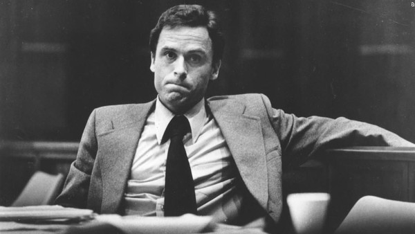 PodcastFutari's tweet photo. 4 MAKANAN TERAKHIR PEMBUNUH BERANTAI

-----sebuah utas-----

1. Ted Bundy

Theodore Robert Bundy atau yang dikenal sebagai Ted Bundy adalah pembunuh berantai yang beraksi pada tahun 70an yang beraksi di beberapa negara bagian Amerika Serikat. Ia tidak hanya membunuh tetapi juga https://t.co/307cBrL1lo