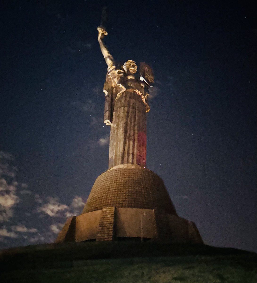 Mylovanov's tweet image. 32 years ago in 1991 the Soviet Union collapsed and Ukraine declared independence. 

That year I was graduating from high school. The world around me crumbled. I realized that my life was a lie. Everything I had been taught about the world was not true 1/