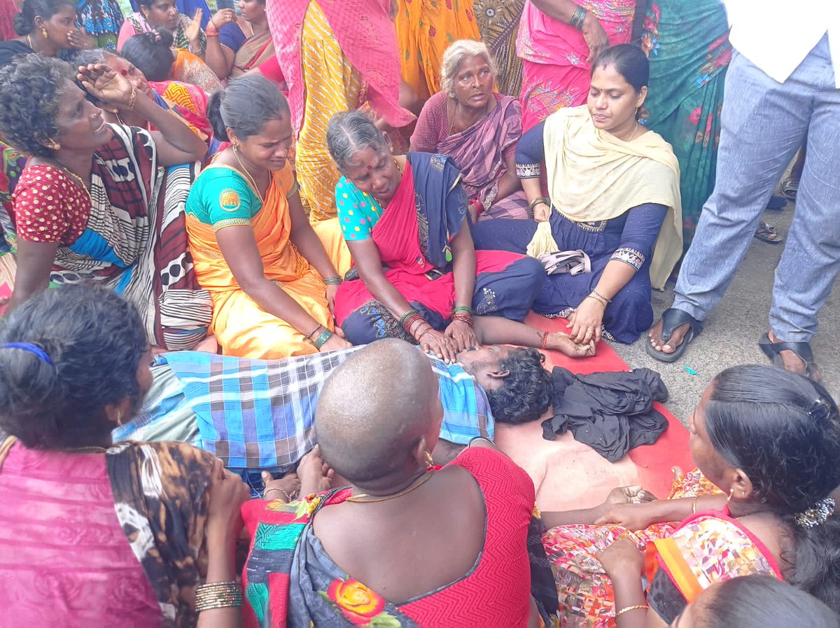 Shobana_RKrish's tweet photo. Why do #Ennore fishers protest against power transmission towers?

Today Vignesh (31), a fisherman from Mugatwarakuppam was killed after his boat hit construction debris dumped inside Kosasthalaiyar river for illegal construction of a power transmission tower
PC: K Saravanan https://t.co/DfVvFR7O6w