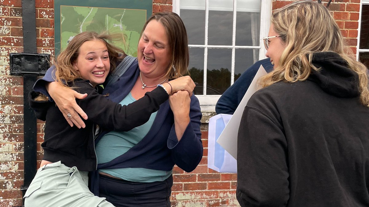 EmbleyHampshire's tweet image. Congratulations to our amazing #Year11 students on their #GCSE results! 👏 We are so proud of all their brilliant achievements and we cannot wait to see them continue to learn and grow! ✨👍 #theembleyway #gcseresults #gcses2023 #romsey #hampshire