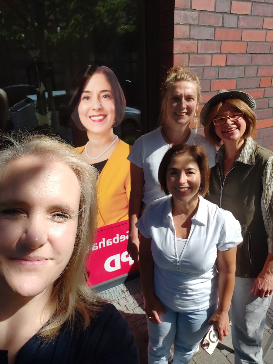 BtvMarzahn's tweet photo. Berlin muss endlich eine planungsischere und verlässliche Finanzierung und gesetzliche Grundlage schaffen! Damit Rechtliche Betreuung und Vorsorgevollmacht Selbstbestimmung für alle Menschen bedeutet. Danke an Sebahat Atli für das tolle Gespräch @SenASGIVA @spdfraktionbln https://t.co/xTHRZrYvp9
