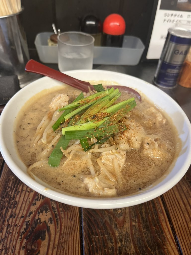 mochio3's tweet photo. 牛もつラーメンが40歳男性の22時過ぎの胃袋には重すぎた。せめて19時なら。 https://t.co/3ZeiWUikto