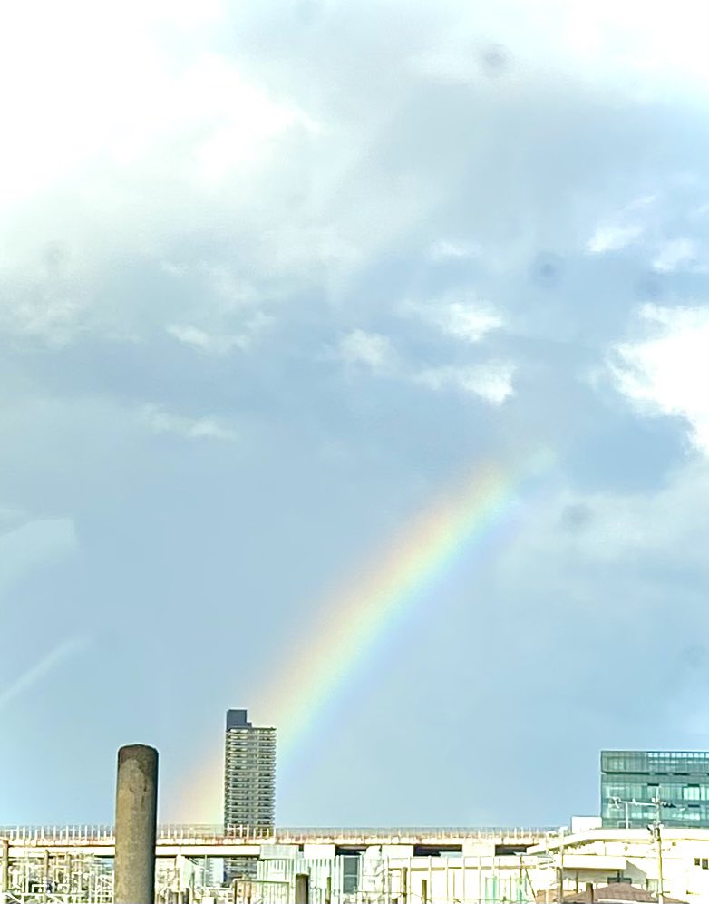 Labca4's tweet photo. 蒸し蒸しです💦
だけど
虹🌈2回も✨✨✨
嬉しい☺️

#虹
#にじ
#イマソラ
#いまそら https://t.co/aep6pKsoUl