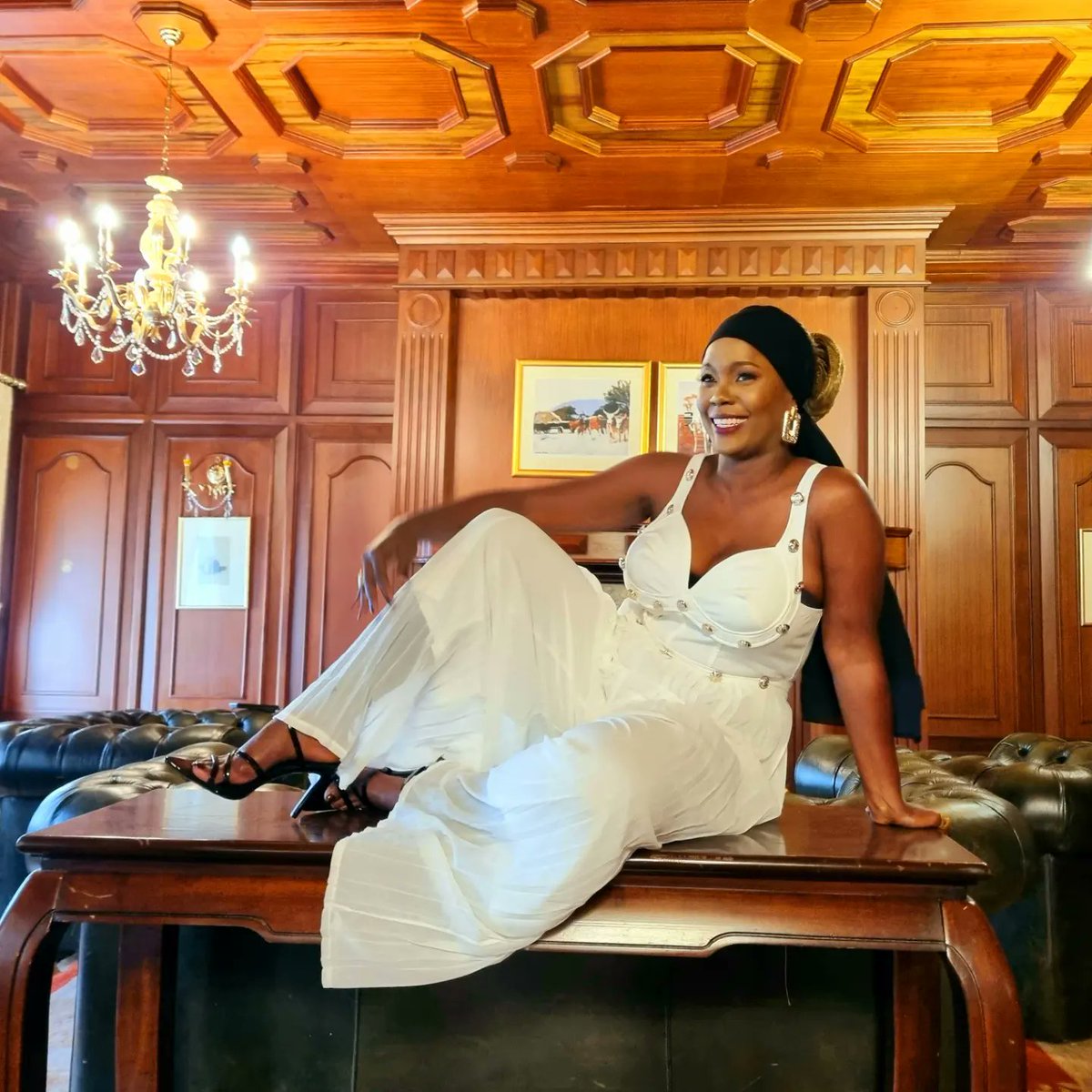 Sanaipei_Tande's tweet photo. Thursday's the new Friday!
40 is the new 30! 😅 hamtaniambia kitu!! 
Makeup @keziahleeyah https://t.co/VdTDIKRK2c