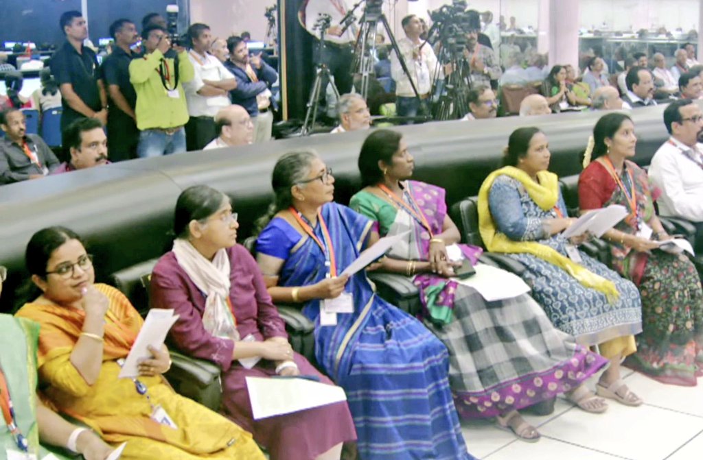 DeepikaBhardwaj's tweet photo. Saree ✅
Bindi ✅
Gajra ✅
Sindoor ✅
Mangalsutra ✅

Women of #Chandrayaan3 proving that cultural values &amp; success can go hand in hand &amp; these ain't symbols of oppression but strength !!! https://t.co/nxPSRZIUqX