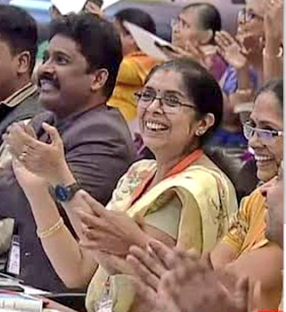 DeepikaBhardwaj's tweet photo. Saree ✅
Bindi ✅
Gajra ✅
Sindoor ✅
Mangalsutra ✅

Women of #Chandrayaan3 proving that cultural values &amp; success can go hand in hand &amp; these ain't symbols of oppression but strength !!! https://t.co/nxPSRZIUqX