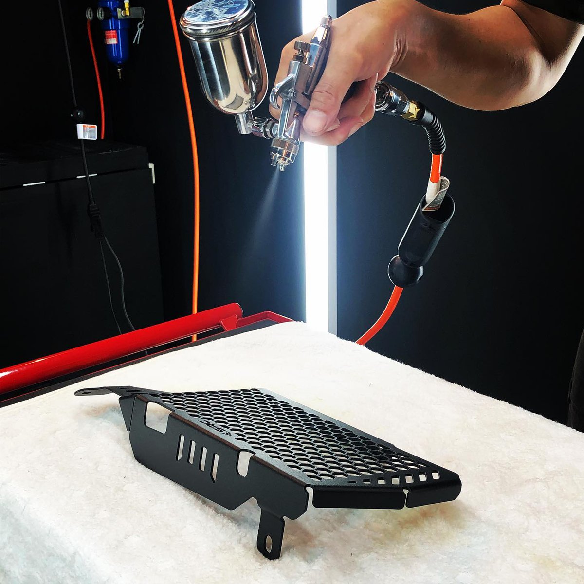 yebisu_moto's tweet photo. CR-1 glasscoating ラジエターガード単品施行 ✩.*˚
クリーンルーム換気能力を大幅に改善してから初施行 ( ˶'ᵕ'˶)施行中も大気状態良好♡
参考 CR-1ガラスコーティング単品施行価格(親水液洗浄、脱脂作業含む)
オフロードラジエターガード 30x20cm=600cm²(表面施行) 3300円(税込)
#cr1 #glasscoating https://t.co/Ba8Q5bYCwn