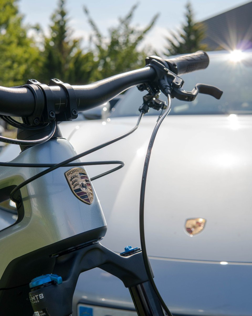 ¿Planificando alguna ruta en bici? ¿Sabías que Porsche dispone de distintos modelos de bicicletas eléctricas? 

Disfruta de la naturaleza con nuestra eBike Cross en color plata dolomita. 🚲

#porsche #porschhelifestyle #porscheeBike #eBike #CPPamplona #CPorschePamplona