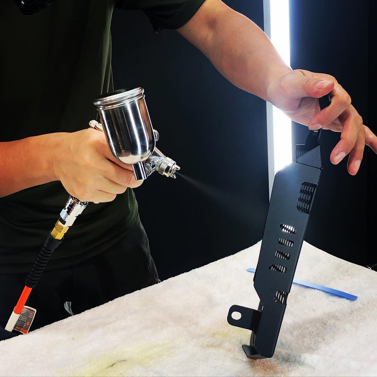 yebisu_moto's tweet photo. CR-1 glasscoating ラジエターガード単品施行 ✩.*˚
クリーンルーム換気能力を大幅に改善してから初施行 ( ˶'ᵕ'˶)施行中も大気状態良好♡
参考 CR-1ガラスコーティング単品施行価格(親水液洗浄、脱脂作業含む)
オフロードラジエターガード 30x20cm=600cm²(表面施行) 3300円(税込)
#cr1 #glasscoating https://t.co/Ba8Q5bYCwn