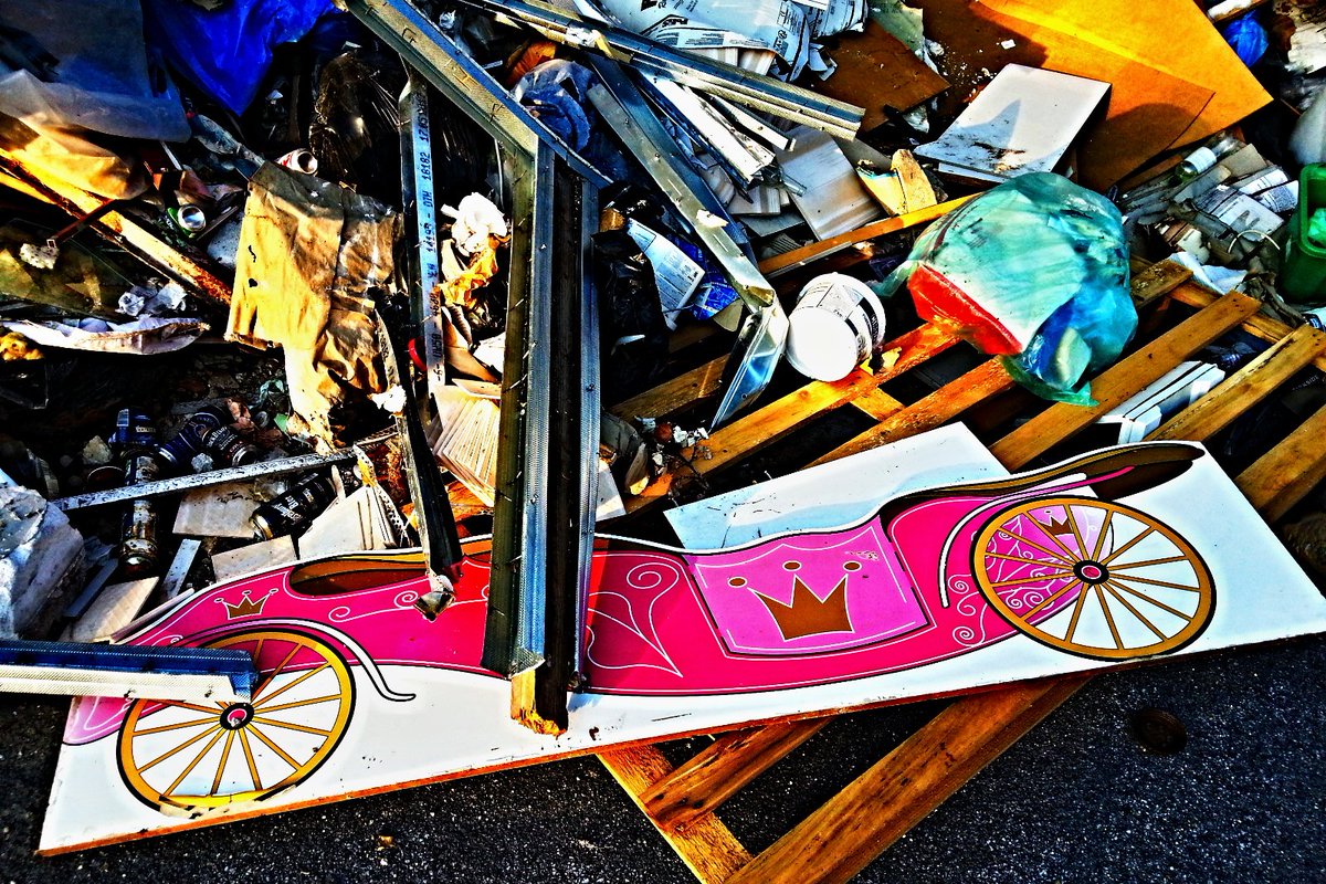 apex_archive's tweet photo. Vergiss es, Prinzessin!
#Kutsche #Prinzessin #Müll #Abfall #wasteland https://t.co/BiqJWBsN1Z