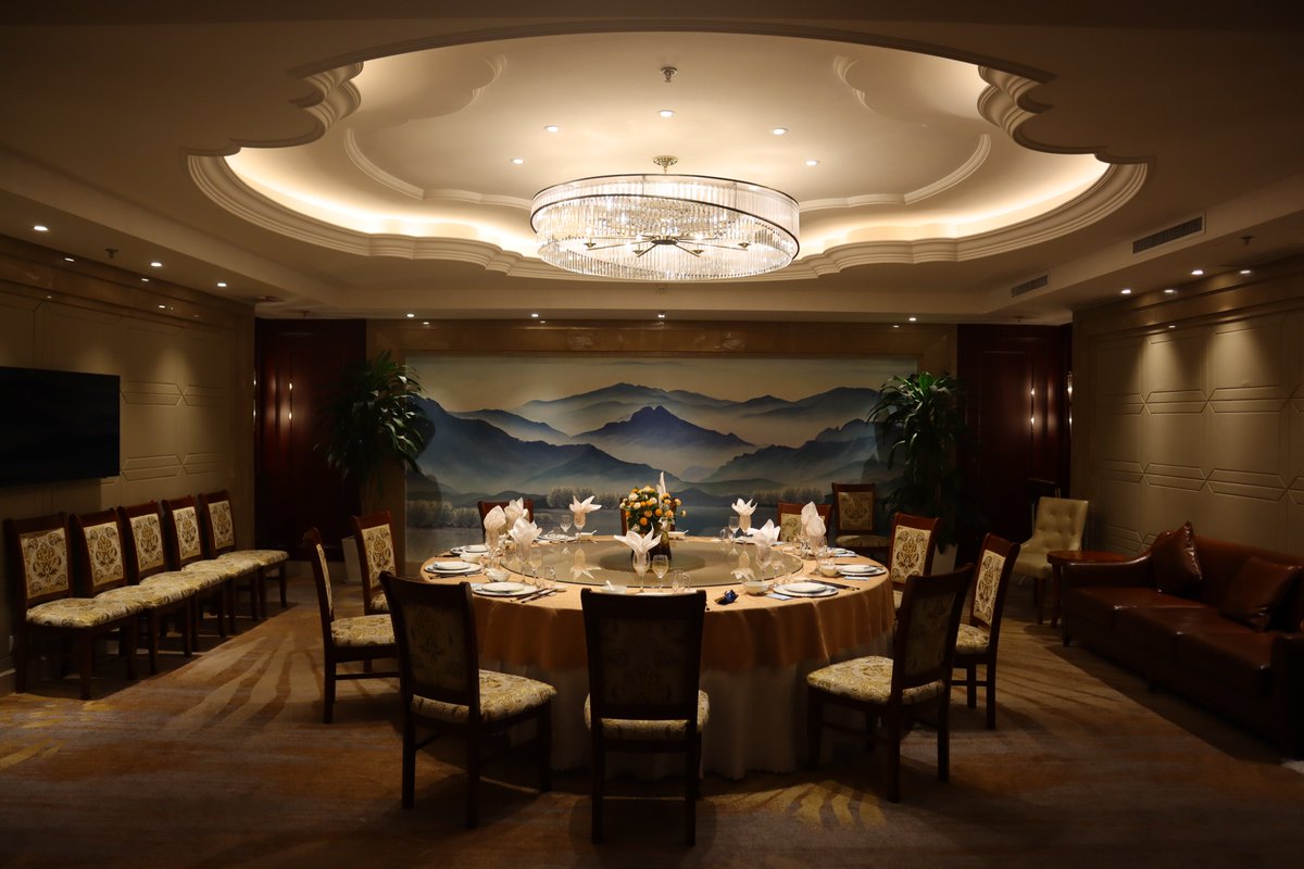 zeamaylighting's tweet photo. The modern restaurant's private room features a spacious custom-made crystal chandelier with an inner layer embellished with hanging crystal triangles. The outer has a special ring lampshade frame surface covered in white organza fabric. #zeamaylighting #customized #factory https://t.co/b9qaAH3NHk