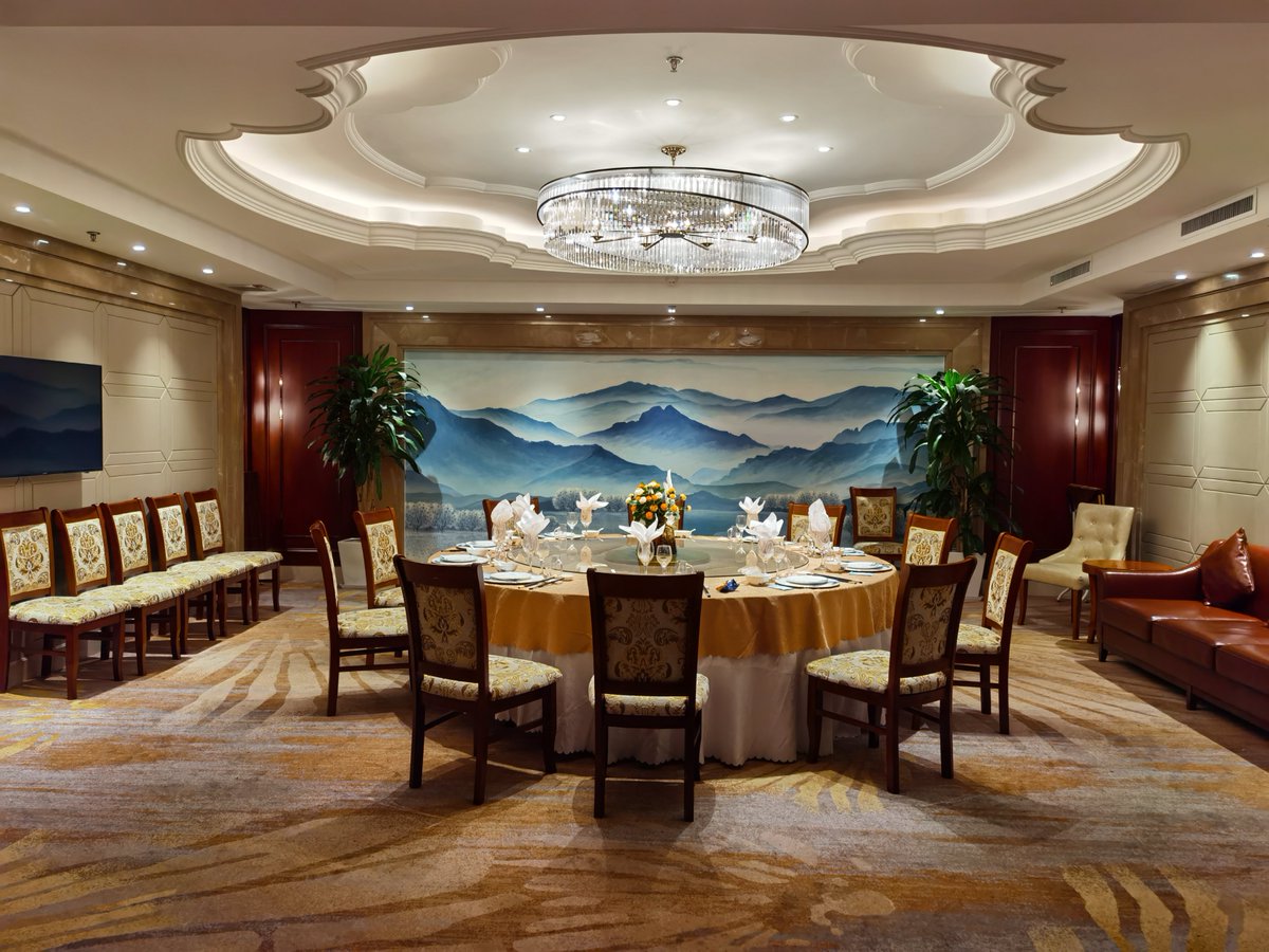 zeamaylighting's tweet photo. The modern restaurant's private room features a spacious custom-made crystal chandelier with an inner layer embellished with hanging crystal triangles. The outer has a special ring lampshade frame surface covered in white organza fabric. #zeamaylighting #customized #factory https://t.co/b9qaAH3NHk