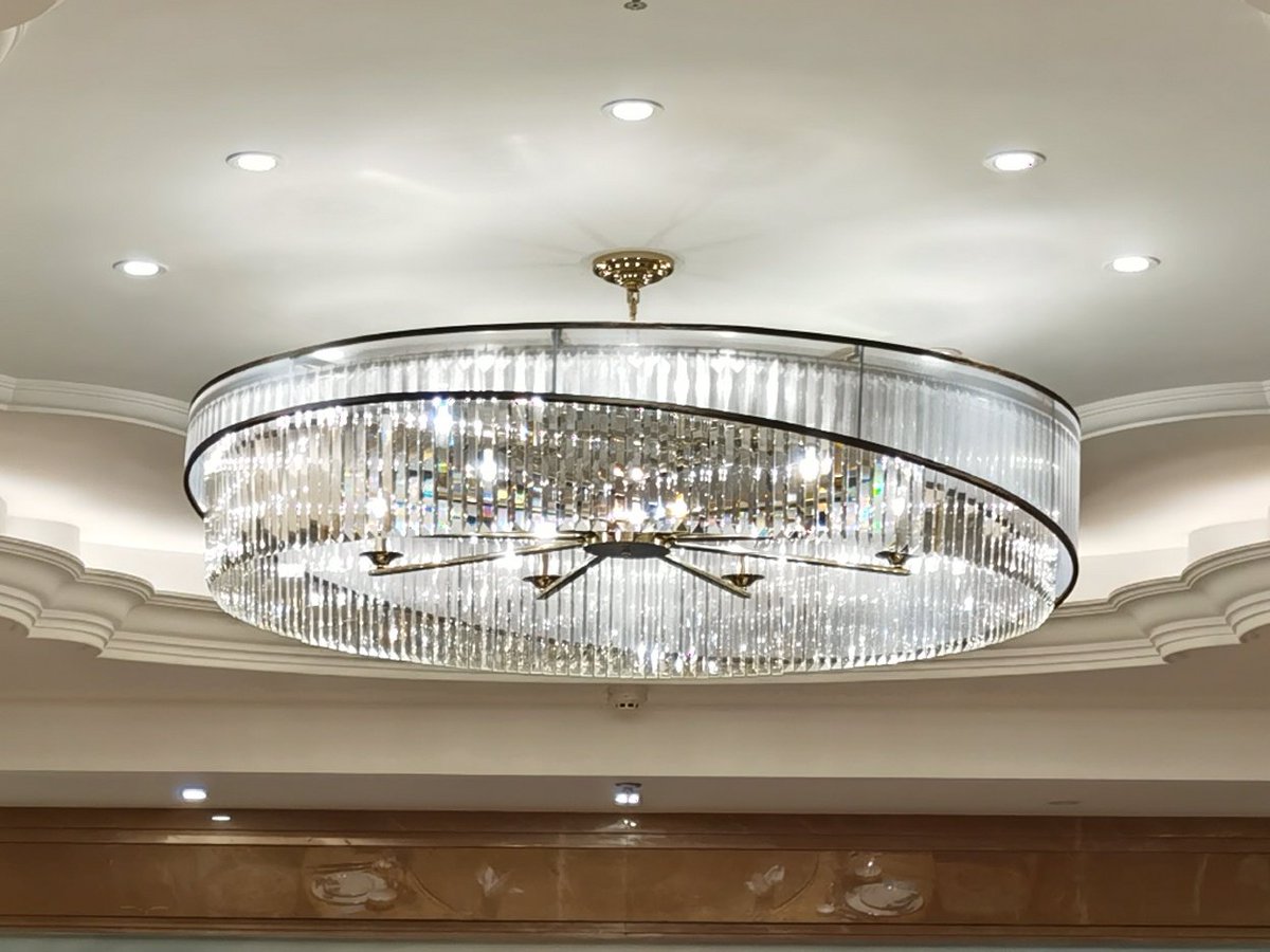zeamaylighting's tweet photo. The modern restaurant's private room features a spacious custom-made crystal chandelier with an inner layer embellished with hanging crystal triangles. The outer has a special ring lampshade frame surface covered in white organza fabric. #zeamaylighting #customized #factory https://t.co/b9qaAH3NHk