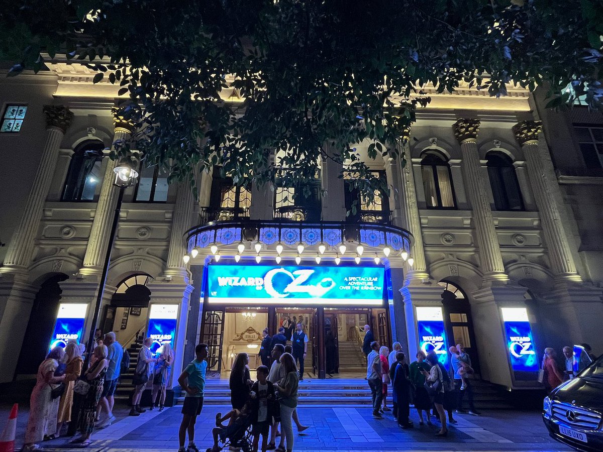 Such a magical way to start celebrating my 40th this week with an #AudioDescribed journey on the @YellowBrickRoad at the @LondonPalladium. Superb cast, the understudy playing Dorothy was amazing. And many thanks to @JasonManford for taking time to talk to us at the touch tour. 👍